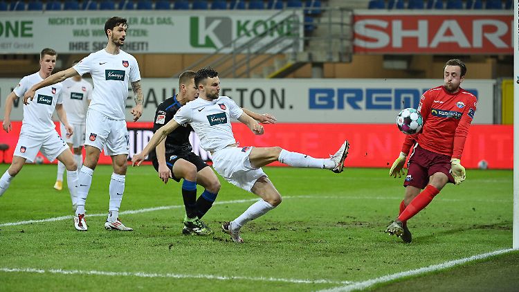 Kein Tor, kein Sieger: Denis Thomalla vom FC Heidenheim scheitert in dieser Szene am SCP-Torwart Leopold Zingerle.