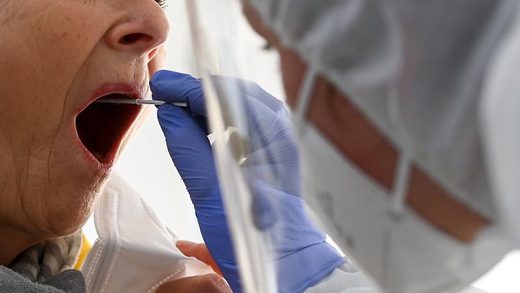Mehr als 8000 neue Infektionen registriert das RKI in den vergangenen 24 Stunden.