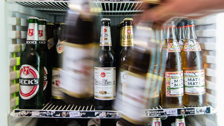 In der Studie galten Männer als starke Trinker, wenn sie mehr als 500 Milliliter (400 Gramm) reinen Alkohols pro Woche konsumierten. Das entspricht ungefähr 30 kleinen Bieren.