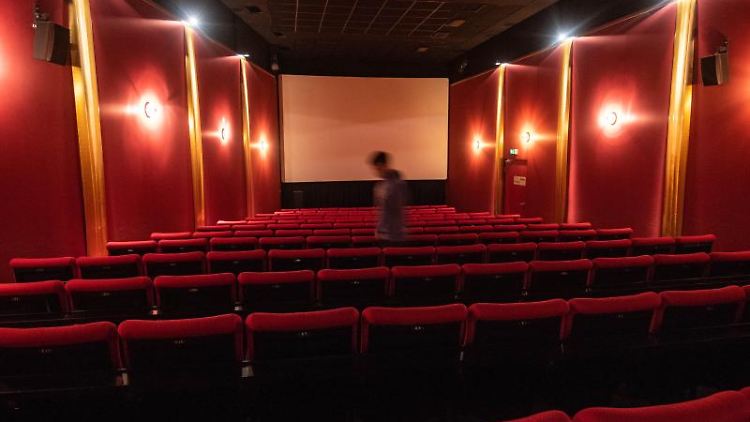 Vollbesetzte Kino- und Theatersäle wird es auch mit niedrigeren Inzidenzen so schnell nicht geben - oft gelten strenge Einlassbeschränkungen.  
