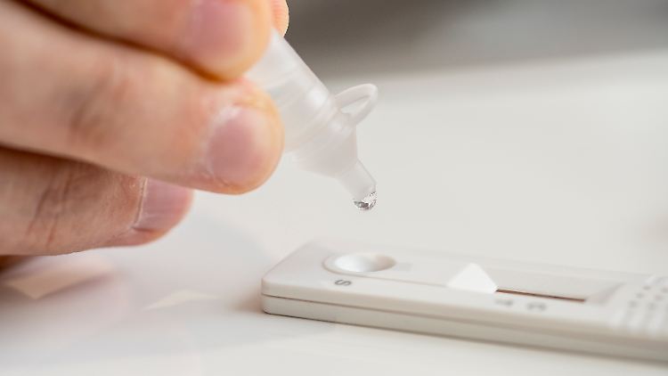Mit einer einfachen Bedienungsanleitung kann jeder Antigen-Schnelltests zu Hause einsetzen.