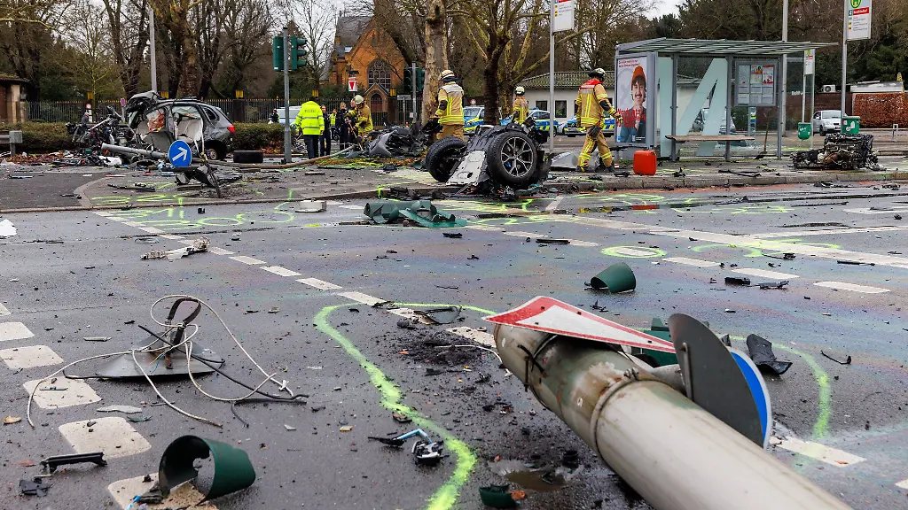 Jetzt-sind-es-schon-drei-Tote-Ein-schwerer-Unfall-in-Duesseldorf-am-Samstag-hinterliess-eine-verwuestete-Strasse