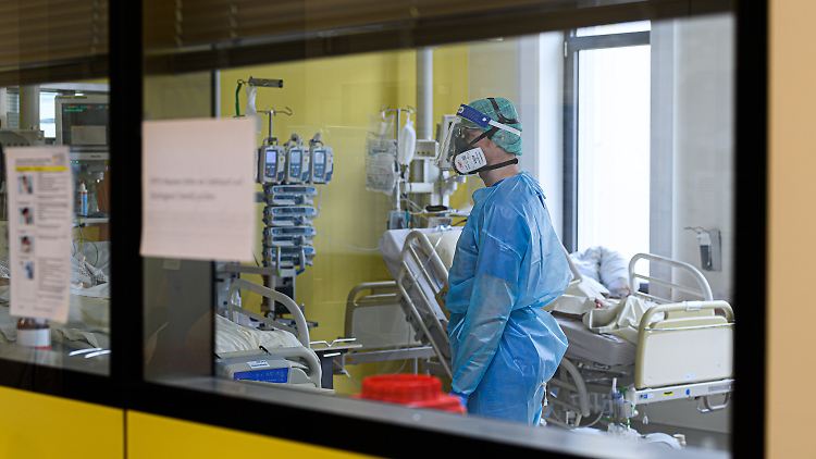 Bei schweren Verläufen müssen die Patienten auf der Intensivstation behandelt oder sogar beatmet werden.