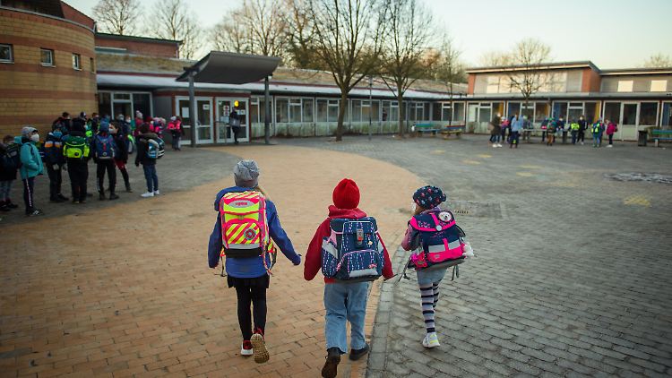 Auf oder zu? Die Debatte um den Umgang mit Schulen in der Pandemie reißt auch in Deutschland nicht ab.