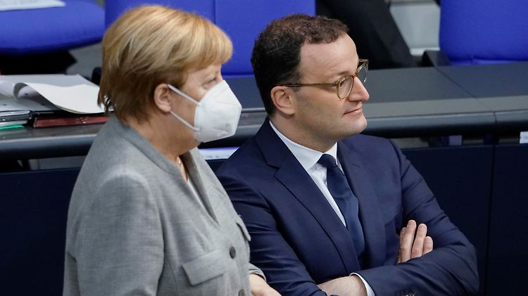 Bundeskanzlerin Merkel und Gesundheitsminister Spahn im Bundestag.