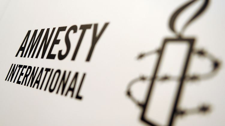 Stacheldraht im Amnesty-Logo: Putin-Kritiker Nawalny sitzt derzeit im russischen Straflager.