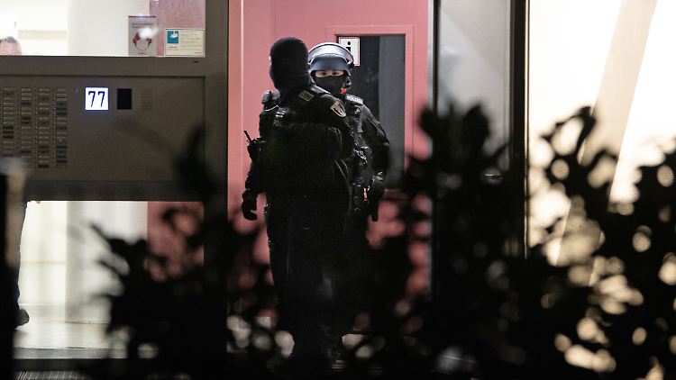 Die Beamten durchsuchten unter anderem Objekte im Märkischen Viertel in Reinickendorf, in Moabit und in Neukölln.