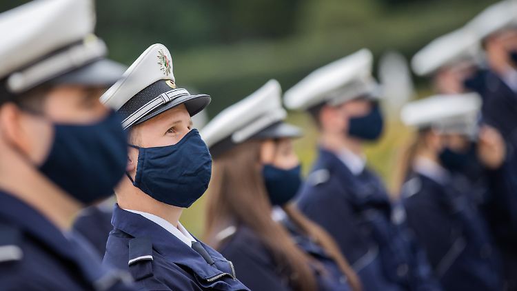 DAS RKI empfiehlt inzwischen medizinische Masken für den Polizeieinsatz.