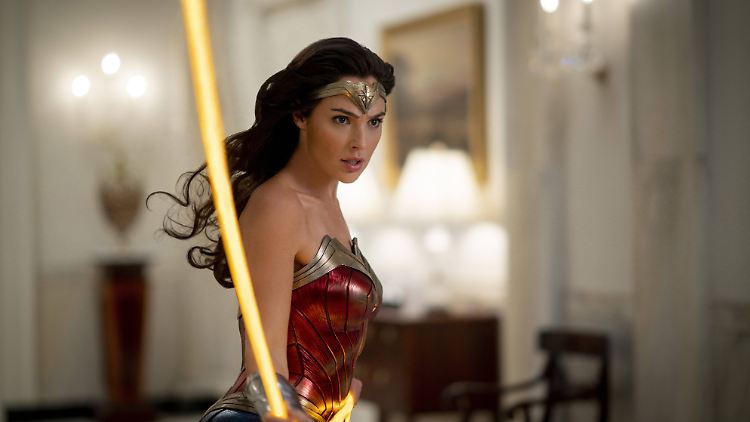 "Wonder Woman" schwingt das "Lasso der Wahrheit": Gal Gadot in "WW84".