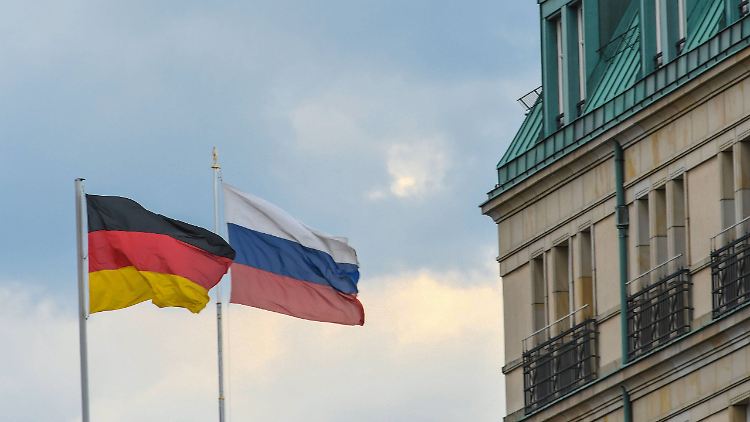 F. habe einem GRU-Mitarbeiter in der russischen Botschaft in Berlin einen Datenträger mit den entsprechenden Dateien zukommen lassen.