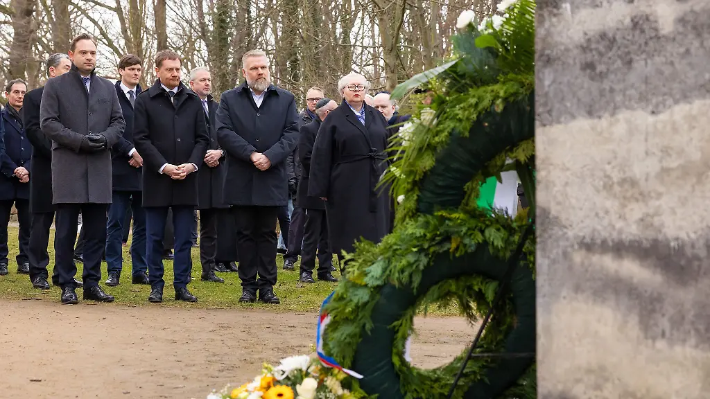 Bei-einer-Gedenkfeier-des-Freistaates-mahnt-Kretschmer-zu-Wachsamkeit