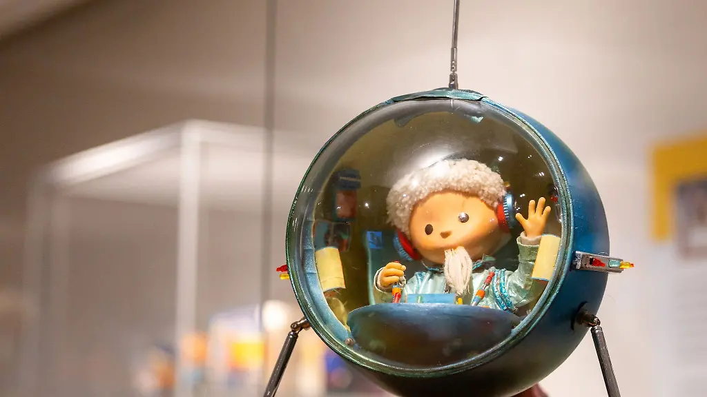 Eine-Expertin-hat-anlaesslich-einer-Sandmaennchen-Jubilaeumsausstellung-im-Deutschen-Spielzeugmuseum-in-Sonneberg-auch-die-Puppen-von-Besucherinnen-und-Besuchern-bewertet