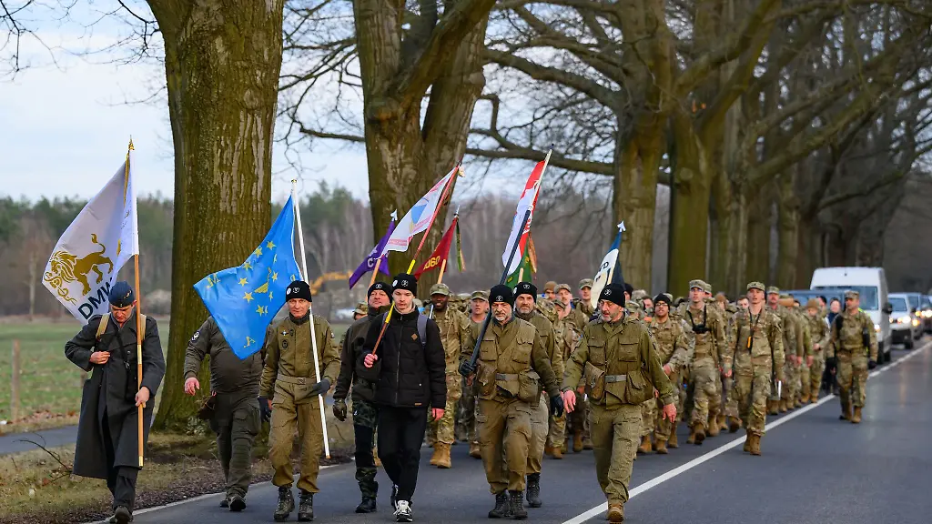 Rund-45-Soldaten-marschierten-zum-Gedenken-nach-Spremberg