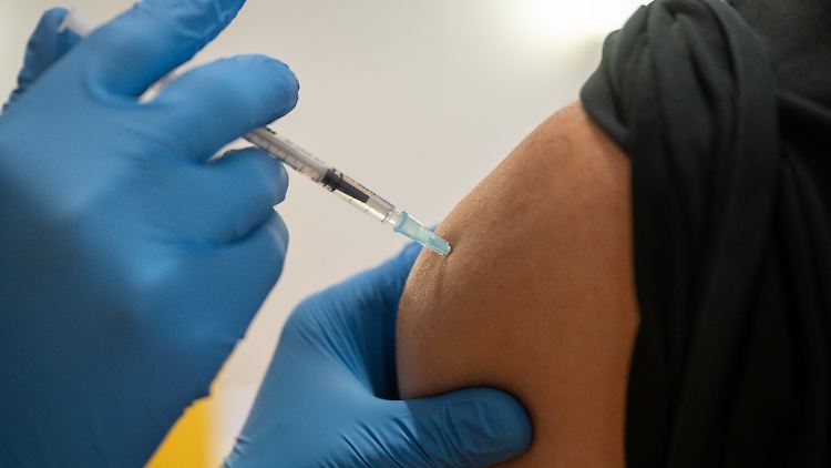Bisher war Impfstoff eher Mangelware in Deutschland. In den kommenden Wochen sollen jedoch viele Millionen Dosen geliefert werden.