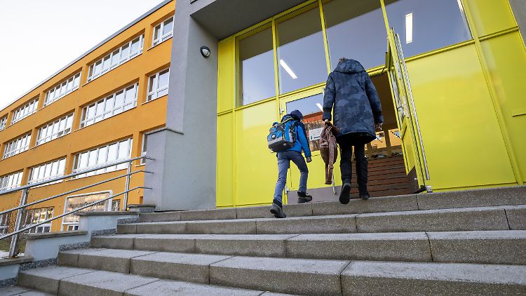 Schulstart in Ilmenau: Nach zwei Monaten zu Hause dürfen auch in Thüringen die Grundschüler wieder zum Unterricht.