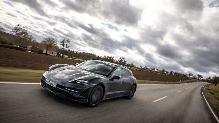 Aus dem smarten elektrischen Gleiter Taycan hat Porsche kurzerhand einen robusten Cross Turismo gemacht.