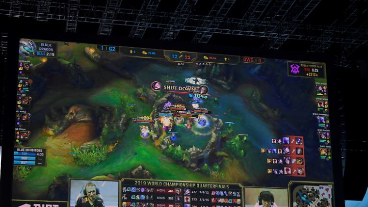In LoL steuern zwei Teams mit fünf Spielern Avatare mit speziellen Fähigkeiten und versuchen, die Basis der Gegner zu zerstören.
