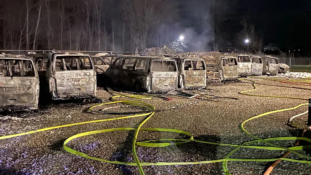 Die-Wracks-der-Dienstautos-stehen-ausgebrannt-auf-dem-Gelaende