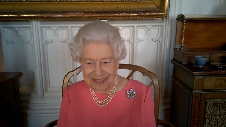 Königin Elizabeth II. spricht per Videokonferenz mit britischen Gesundheitsbeamten, die den Einsatz der Corona-Impfung in England, Schottland, Wales und Nordirland leiten.