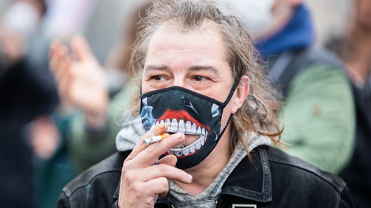 Bei einer Demonstration gegen Corona-Einschränkungen der Bundesregierung. Der Pneumologe Stefan Andreas rät: Raucher sollten sich besonders gut vor einer möglichen Ansteckung mit dem Coronavirus schützen.