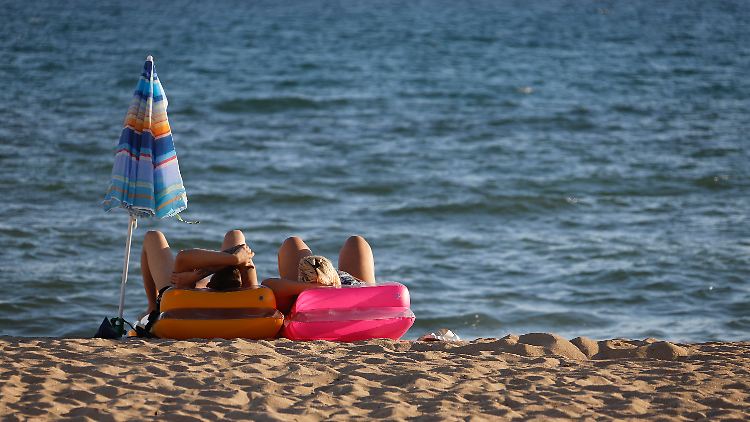 Können bald schon wieder Urlauber aus Deutschland am Mittelmeer entspannen? Die gebeutelte Reisebranche versucht sich in Optimismus.