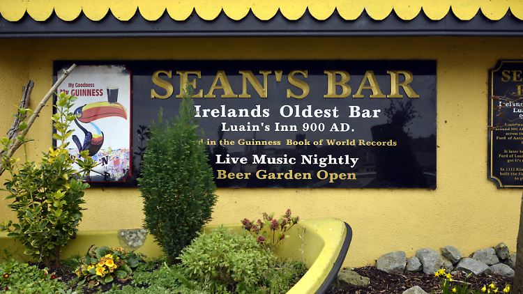Sean's Bar in Athlone soll die älteste Bar Irlands sein. Auch ihre Betreiber hoffen auf das Ende des Lockdowns.