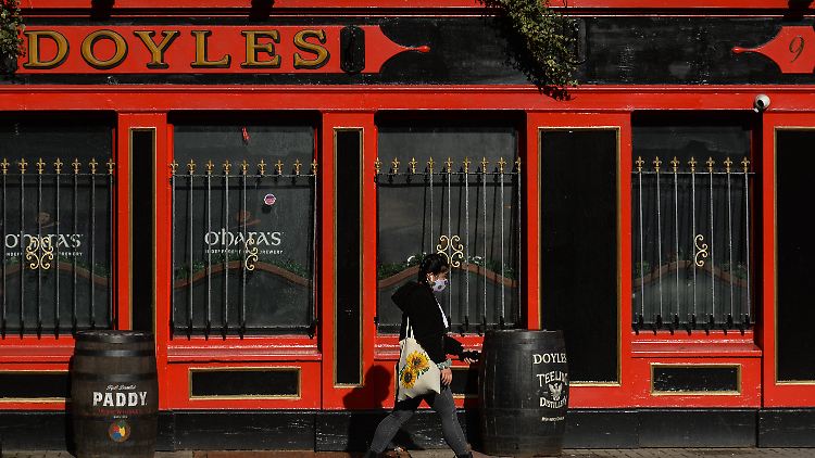 Ein trauriges Bild wie an vielen Orten Irlands - und der Welt: Rollläden runter, Pubs geschlossen.