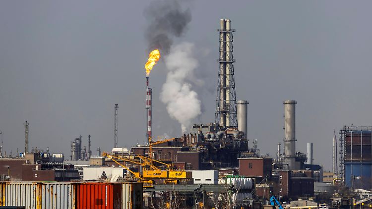 Bei BASF sollen die Schornsteine in diesem Jahr wieder ordentlich rauchen.