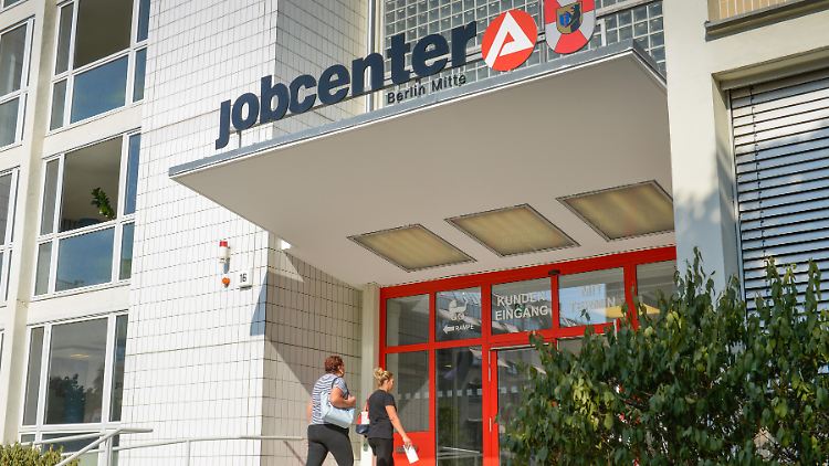Die Unterstützung gilt auch für Langzeitarbeitslose und soll im ersten Halbjahr ausgezahlt werden.
