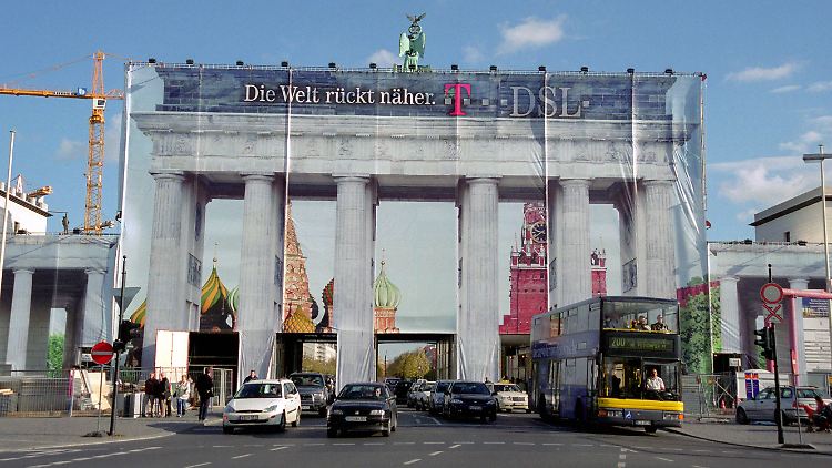 Im Jahr 2000 warb die Telekom auch auf dem Brandenburger Tor in Berlin für ihr Angebot. Mit einem Aktienprospekt führte sie damals Tausende Anleger in die Irre.