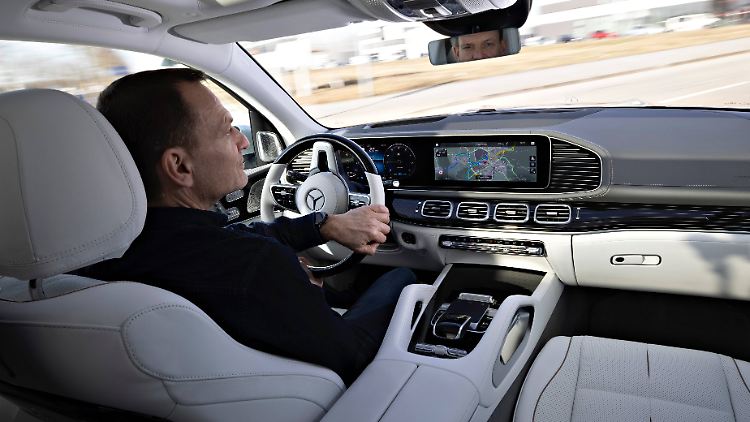 Als Chauffeur eines Maybach GLS geht es einem nicht schlecht, aber in diesem Auto ist das nicht der beste Platz.