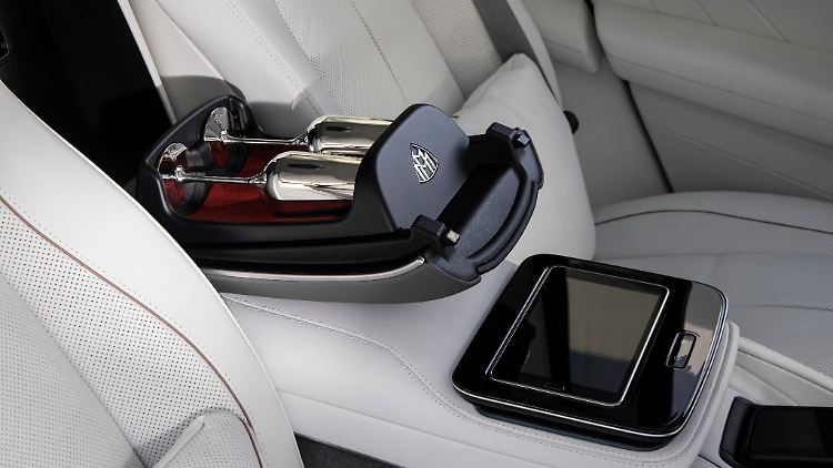 Neben dem Kühlschrank für den Champagner gibt es natürlich auch das Fach für die Kelche im Maybach GLS.
