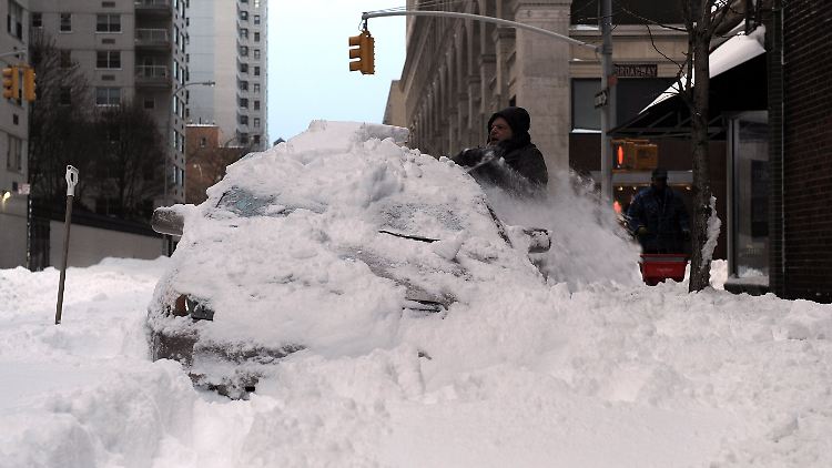 Ein Blizzard bringt das Leben in New York weitgehend zum Stillstand.