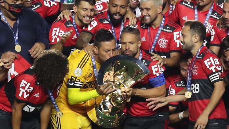 Diego (rechts vom Torwart) gewann mit Flamengo den zweiten Meistertitel in Folge.