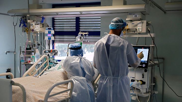 Steigt das Risiko eines Krankenhausaufenthaltes bei B.1.1.7, könnten Kliniken leichter überlastet werden, wenn sich die Virus-Variante stärker ausbreitet.