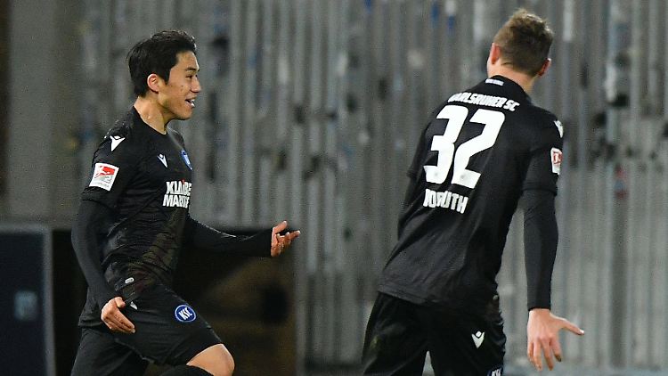 Kyoung-rok Choi (links) schoss den Karlsruher SC zum Sieg.