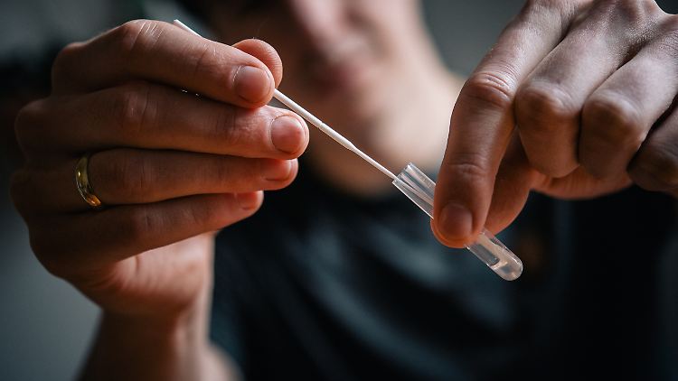 Auch zu Hause und ohne Schulung anwendbar: Die neuen Schnelltests sind bald in Apotheken erhältlich. 