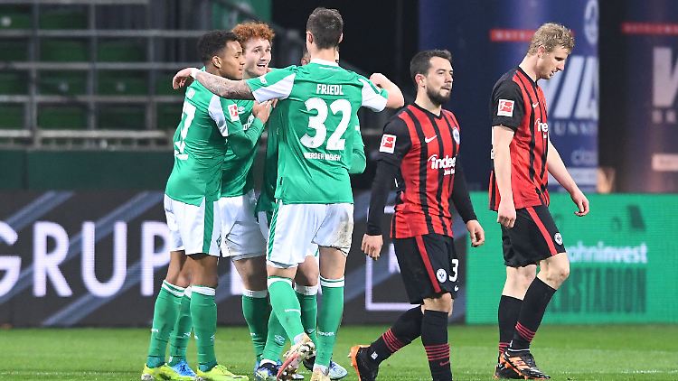 Mit dem Bild hatten nicht viele gerechnet: Werder jubelt, während die Bayern-Besieger aus Frankfurt frusten.