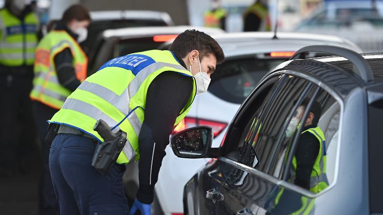 Ob die Grenzkontrollen an der österreichischen und tschechischen Grenze fortgesetzt werden, berät die Bundesregierung am Montag. 
