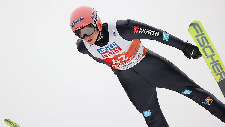 Weltmeister im Skifliegen ist Karl Geiger schon, auf der Normalschanze landet er auf dem Silberplatz.