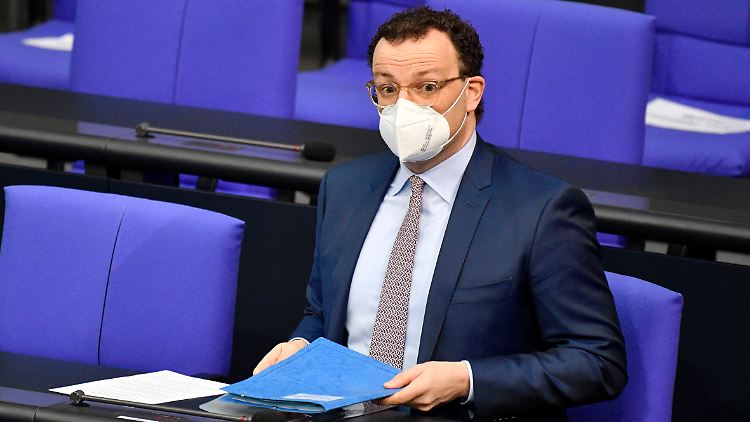 "Jemanden unwissentlich anzustecken, hätte ich zutiefst bedauert", sagt Spahn.