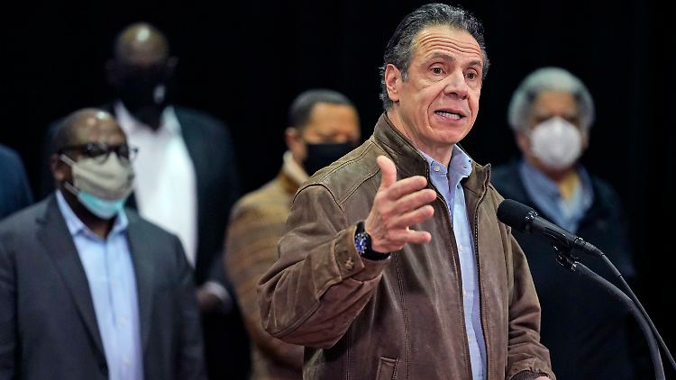 Zum Höhepunkt der Corona-Krise in New York war Cuomo noch als Lichtgestalt gefeiert worden.