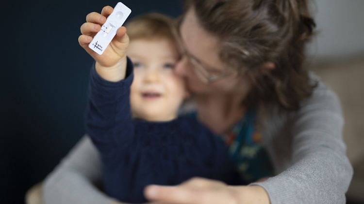 In der Corona-Krise blieben mehr Frauen als Männer zu Hause bei den zu betreuenden Kindern.