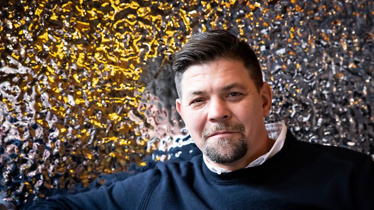 Ist als Moderator, nicht als Drag Queen dabei: Tim Mälzer.