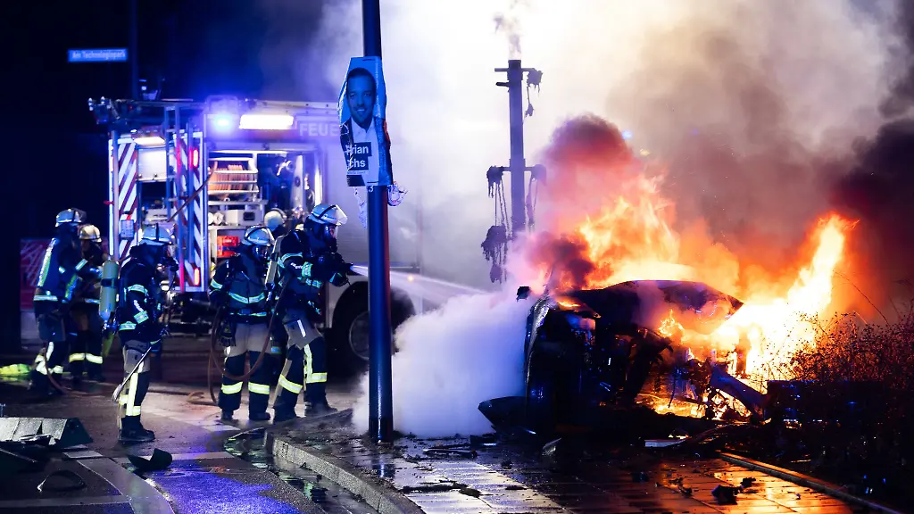 Der-Fahrer-verlor-kurz-nach-der-Abfahrt-von-der-Autobahn-die-Kontrolle-ueber-seinen-Wagen