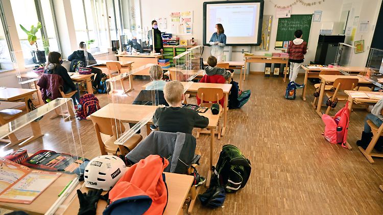 Die ersten Schulen sind wieder geöffnet - darunter vor allem Grundschulen.