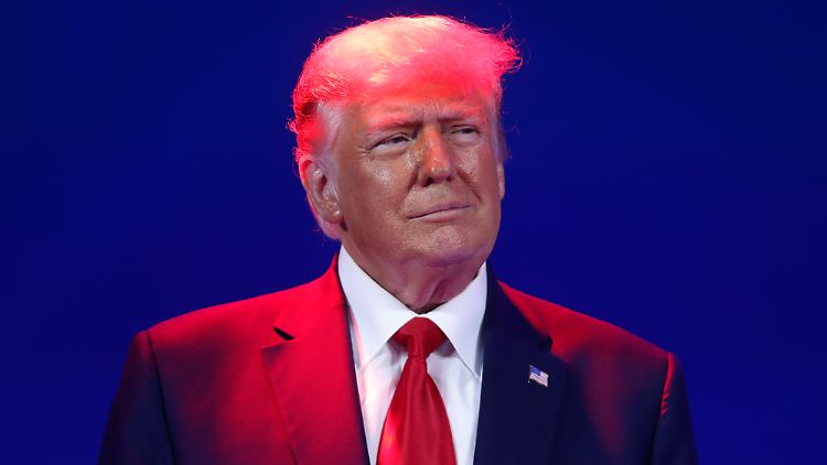 Zum ersten Mal seit Wochen sonnt sich Trump wieder im Rampenlicht.