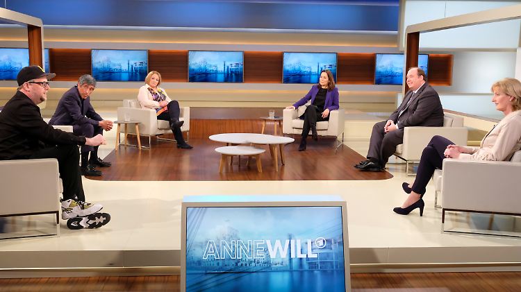 Christiane Woopen (ganz rechts) plädiert für Öffnungen mit neuen Schutzkonzepten. 