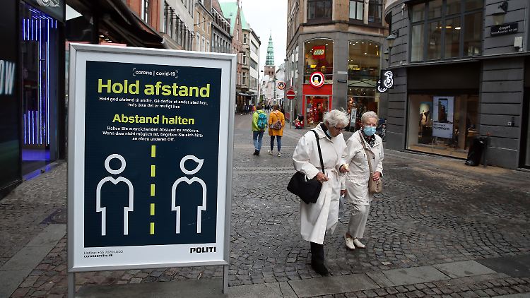 Cafés und Kneipen bleiben in Dänemark vorerst geschlossen, aber Einzelhändler können mit Auflagen wieder öffnen.
