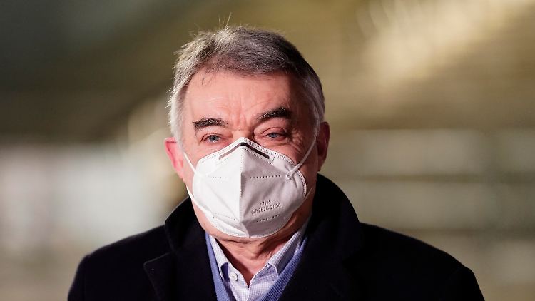 NRW-Innenminister Herbert Reul hatte sich mit der besonders ansteckenden britischen Corona-Mutante infiziert. 